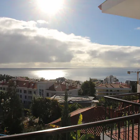 Lusitania Oda ve Kahvaltı Funchal